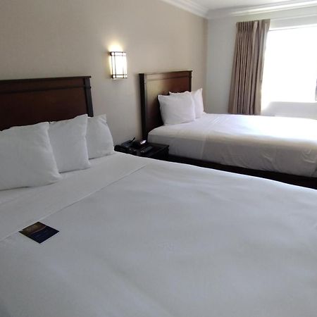 Baymont By Wyndham Ontario Hotel Eksteriør billede