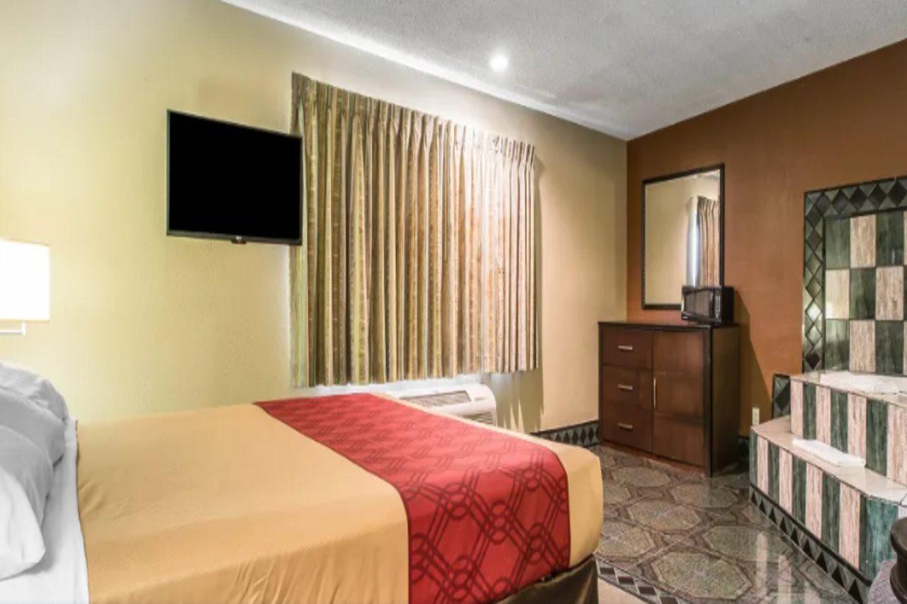 Baymont By Wyndham Ontario Hotel Eksteriør billede