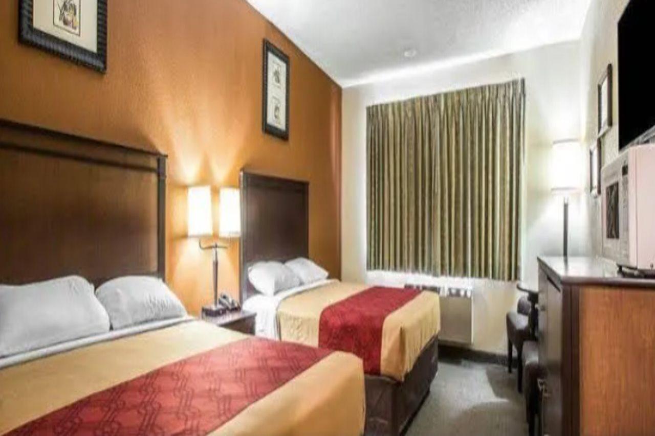 Baymont By Wyndham Ontario Hotel Eksteriør billede