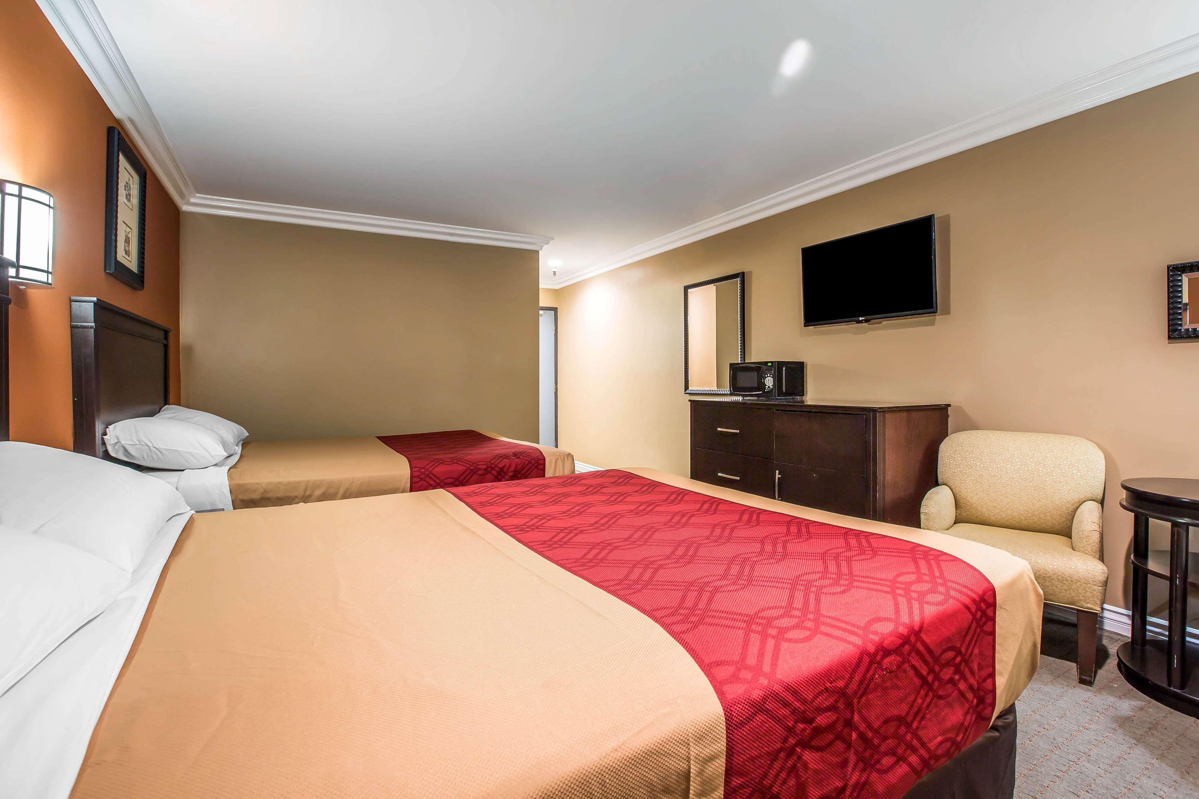 Baymont By Wyndham Ontario Hotel Eksteriør billede