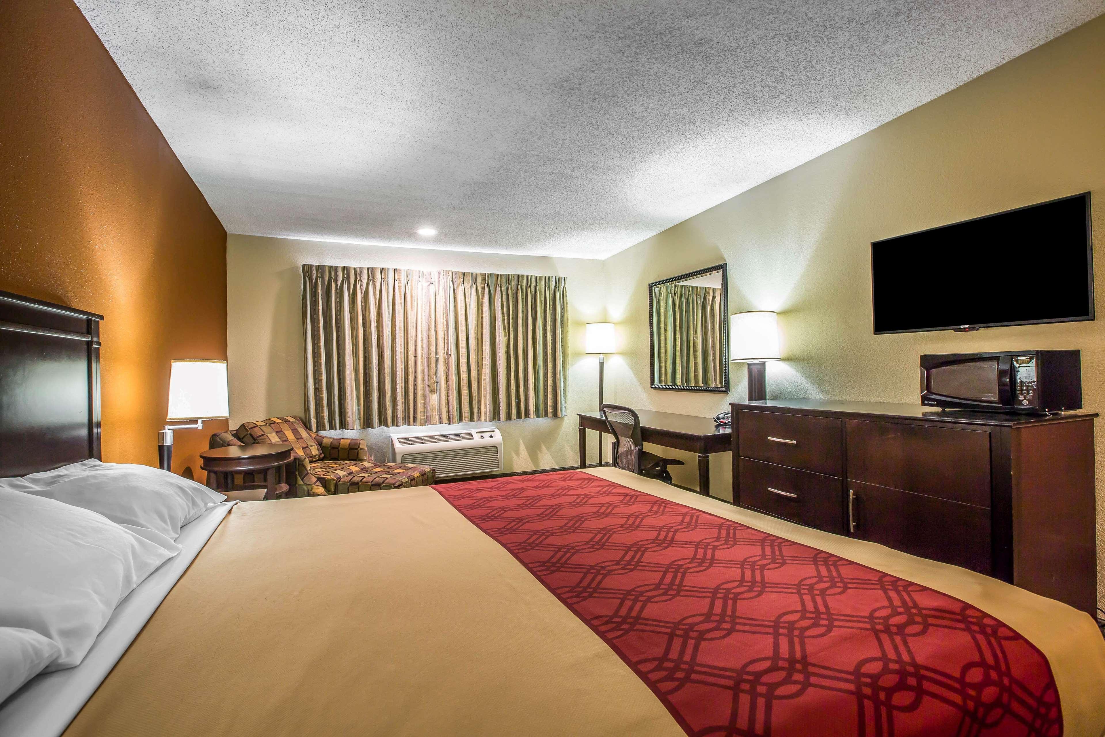 Baymont By Wyndham Ontario Hotel Eksteriør billede
