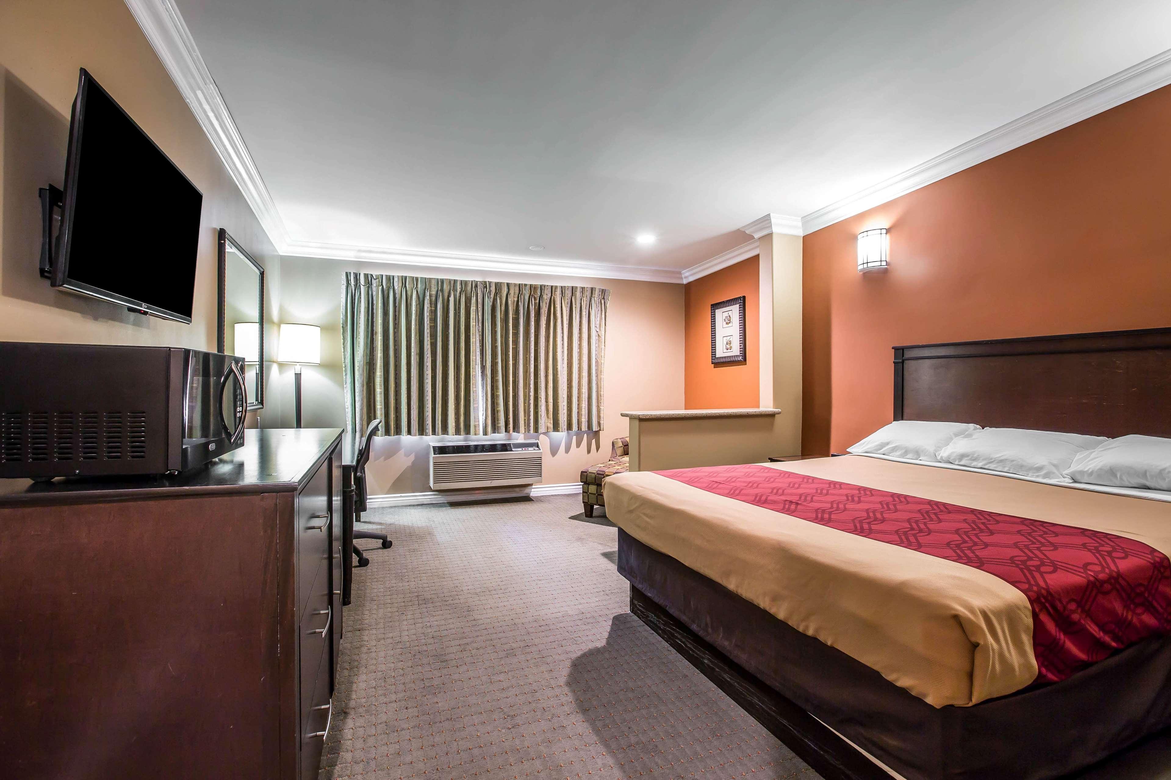 Baymont By Wyndham Ontario Hotel Eksteriør billede