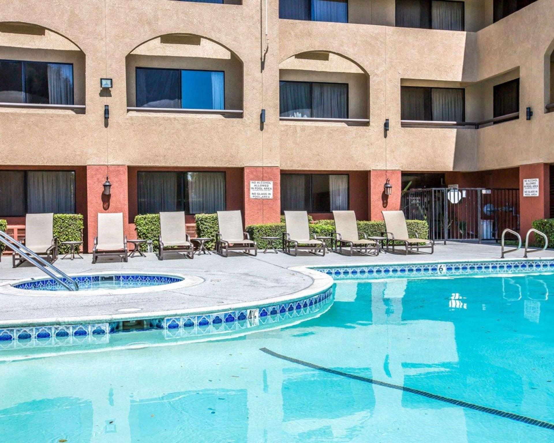 Baymont By Wyndham Ontario Hotel Eksteriør billede