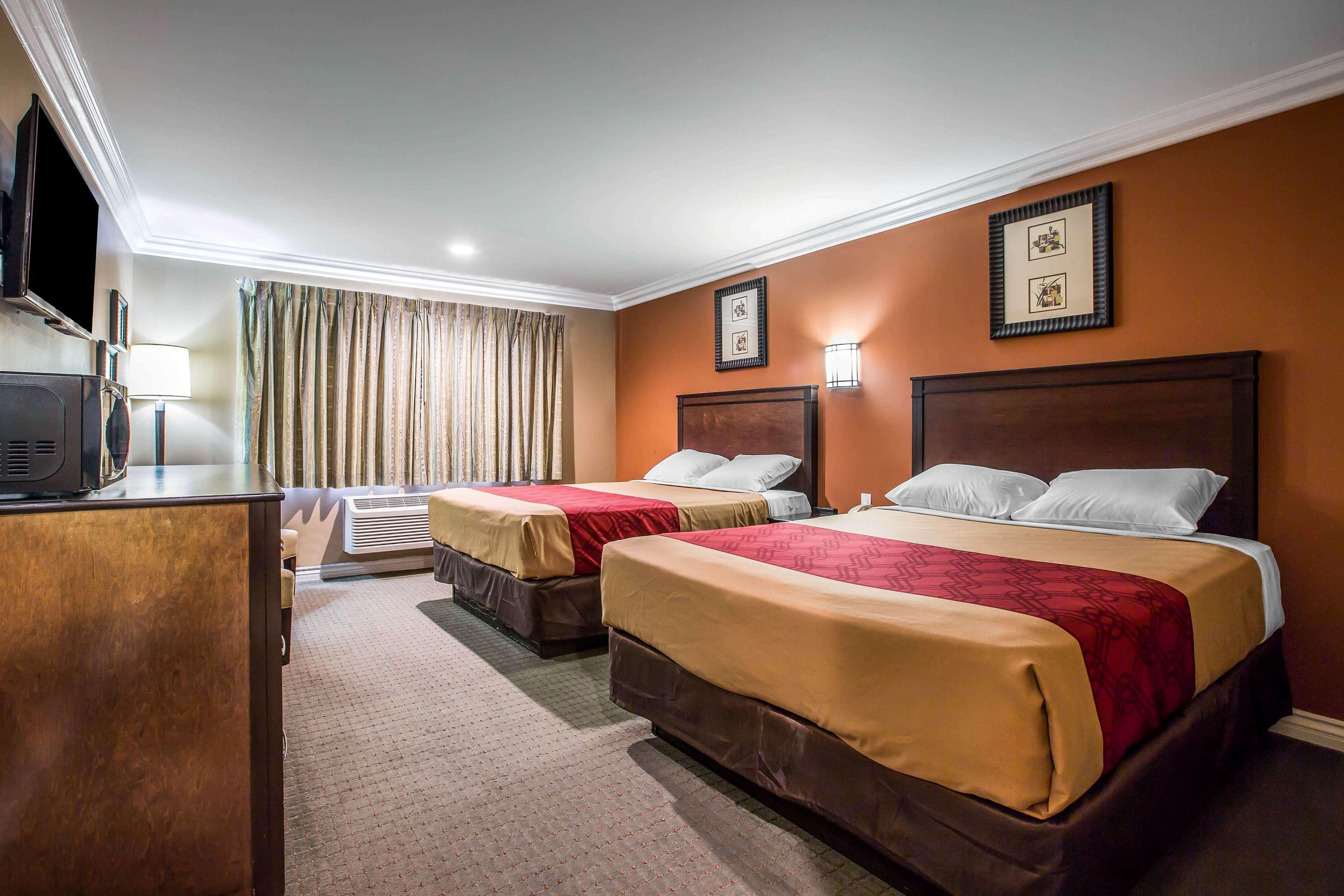 Baymont By Wyndham Ontario Hotel Eksteriør billede