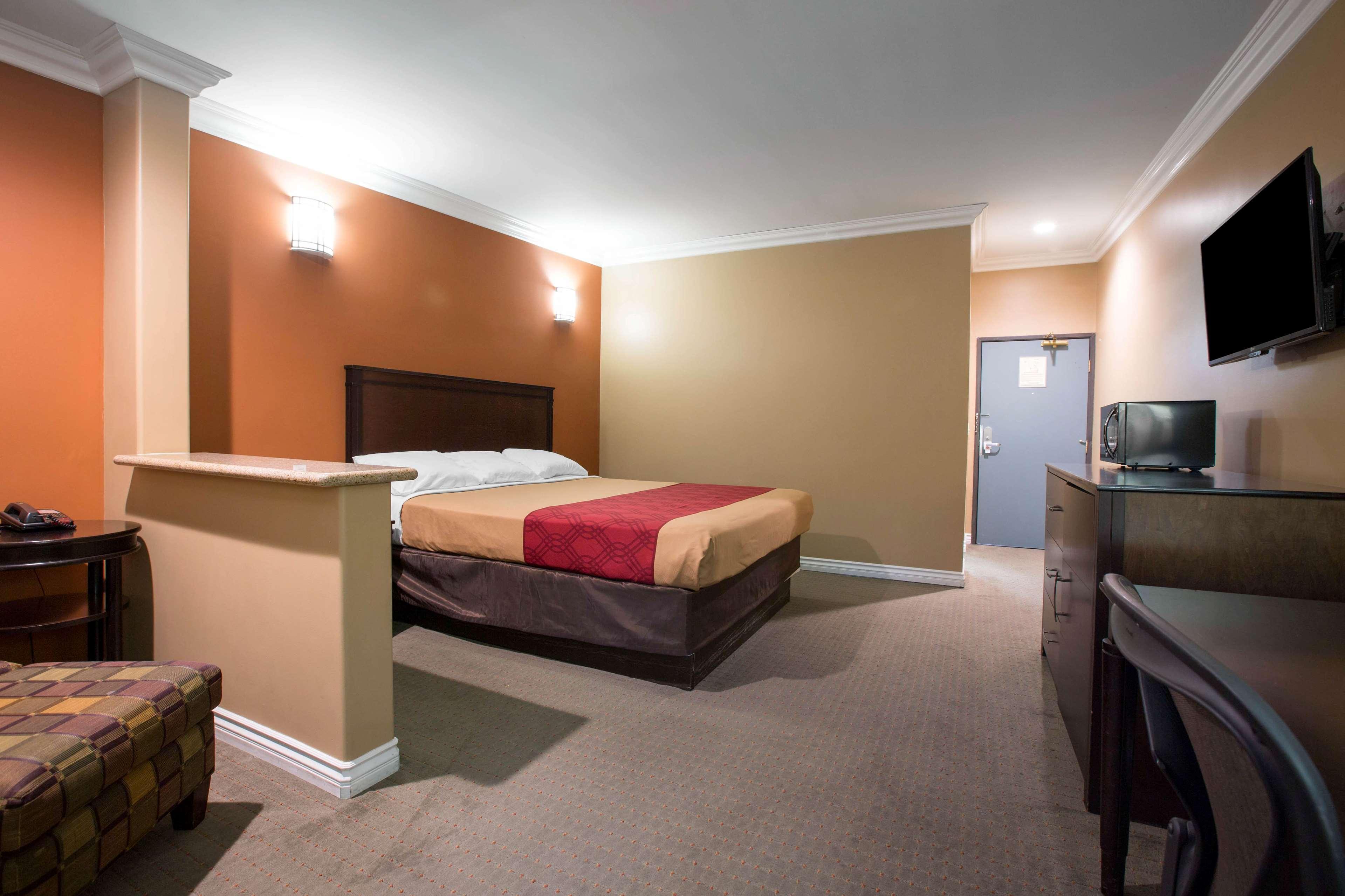 Baymont By Wyndham Ontario Hotel Eksteriør billede