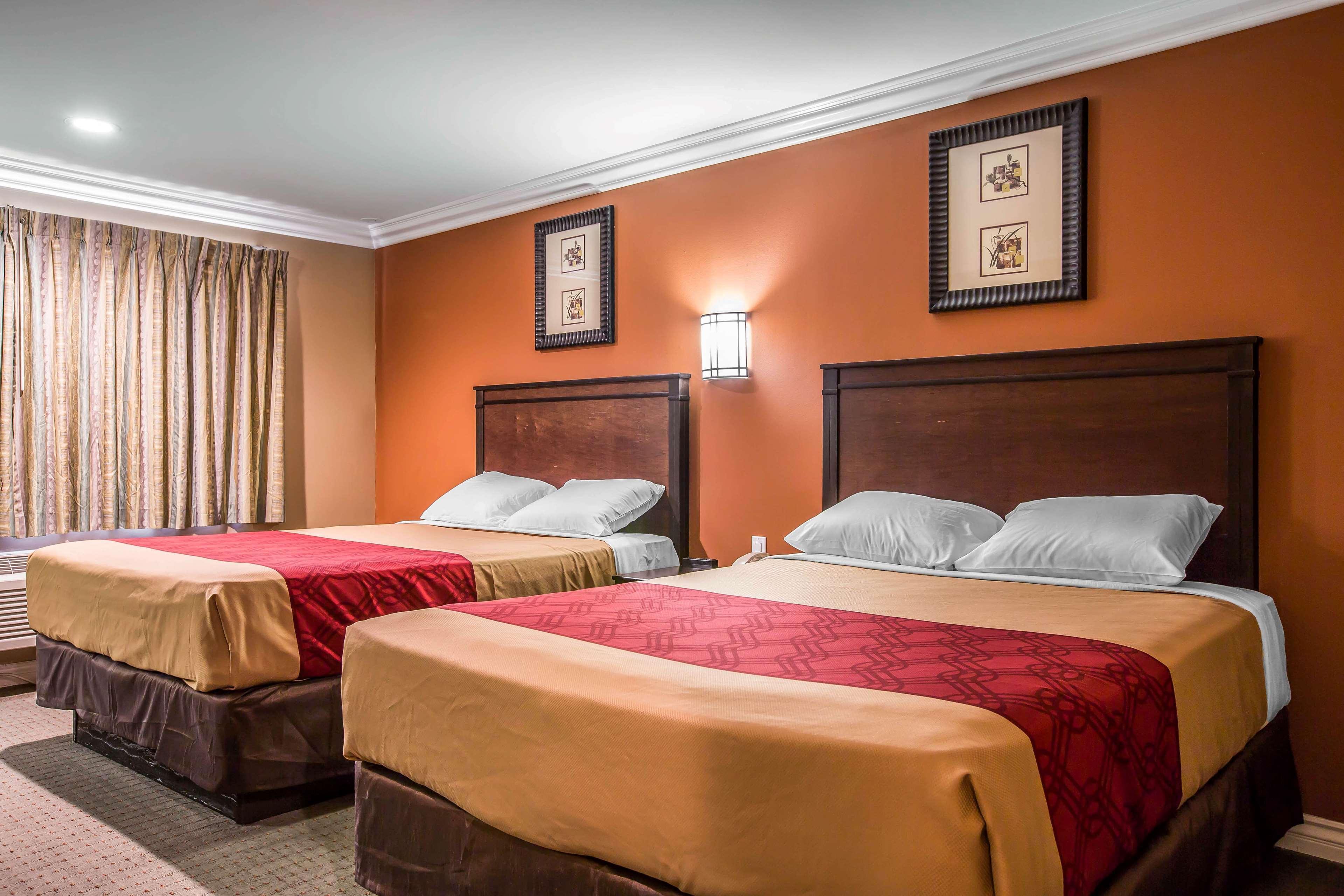 Baymont By Wyndham Ontario Hotel Eksteriør billede