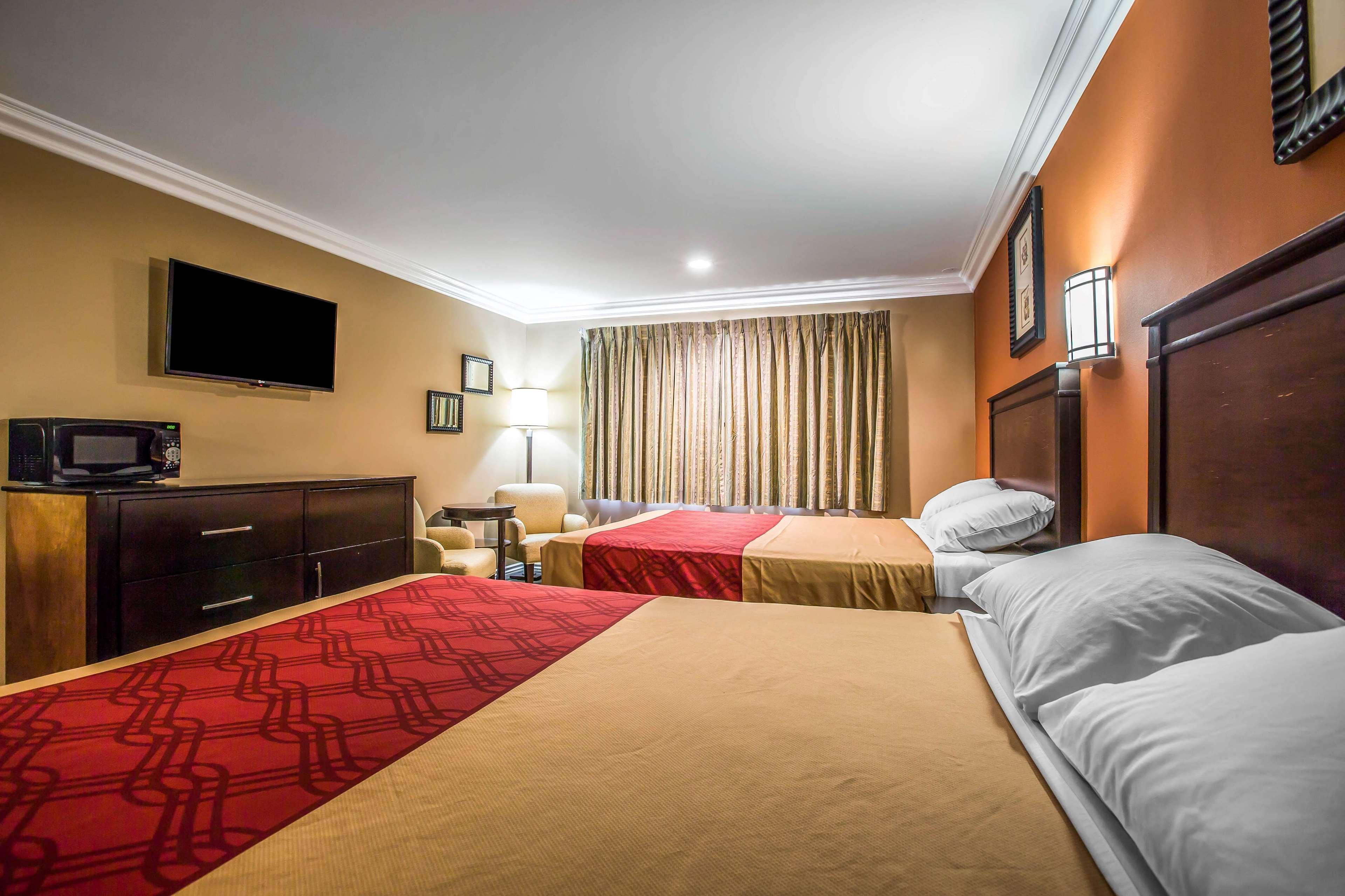 Baymont By Wyndham Ontario Hotel Eksteriør billede