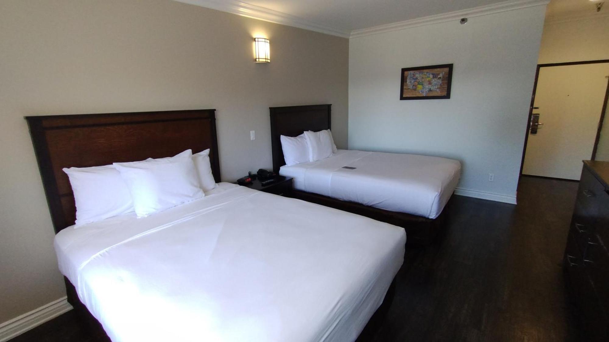 Baymont By Wyndham Ontario Hotel Eksteriør billede