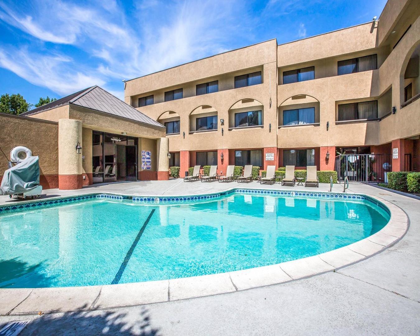 Baymont By Wyndham Ontario Hotel Eksteriør billede